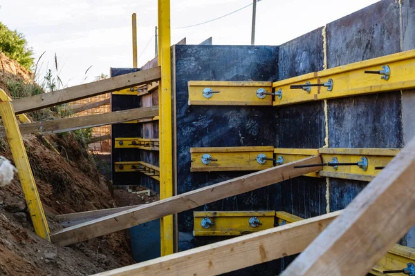 Bir istinat duvarı veya karşı kale inşaatı, formalite, takviye, beton dökme hazırlığı, inşaat alanı. Bölgenin gelişimi. Toprak kaymasına karşı önleyici tedbirler.