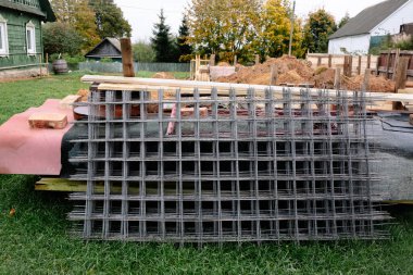 Takviye ağlar beton işçiliğinde kullanılmak üzere istiflendi. Duvarı, zemini, zemini ve temeli güçlendirmek için metal ağ şeklinde çelik malzeme. Soyut arkaplan.