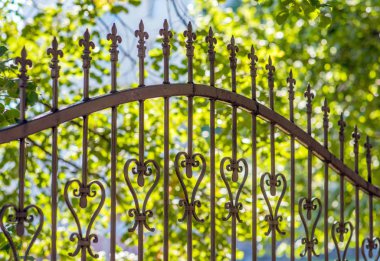 Demir iz sürücü, siyah çit parçası.