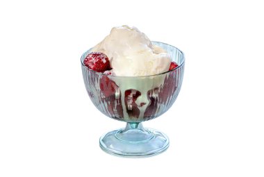 Şeffaf bir dondurma makinesinde çilek ve dondurma..