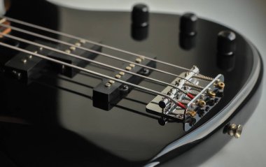 Bir bas elektro gitarın yakın çekimi.