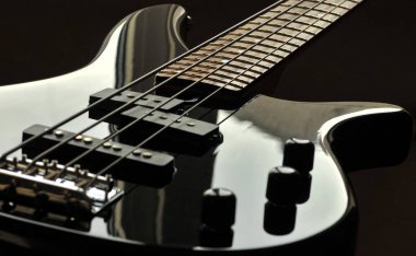 Bir bas elektro gitarın yakın çekimi.