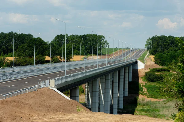 Most Samochodowy Obrzeżach Miasta — Zdjęcie stockowe