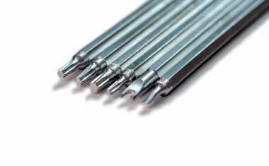 Beyaz arkaplandaki tornavida için farklı uçlu metal başlıklar.