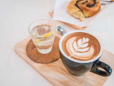 Sıcak kahve kalp mavi kadehte Ahşap dokusu üzerinde çizim..