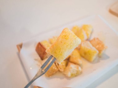 Tereyağı, yoğunlaştırılmış süt ve şeker restoranda tost ile tepesinde.