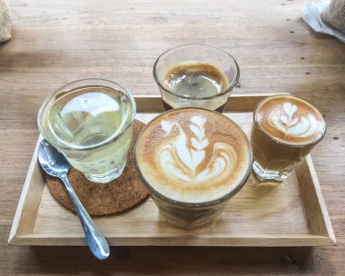 Sıcak kahve kalp mavi kadehte Ahşap dokusu üzerinde çizim..