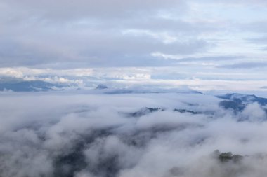 Yüksek dağ manzarası, beyaz bulut ve sis kopya alanı ile.
