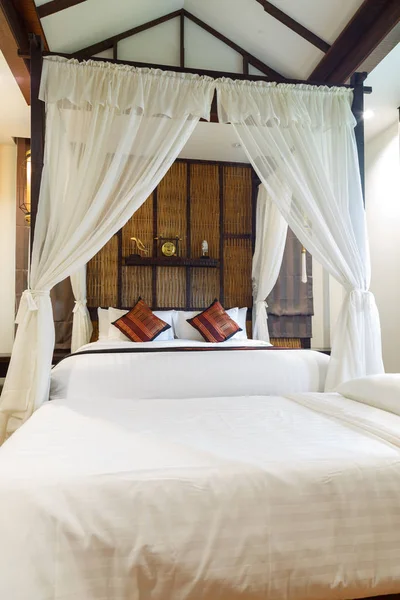 豪華な寝室のヴィンテージやレトロなデザイン ホテルの枕 — ストック写真