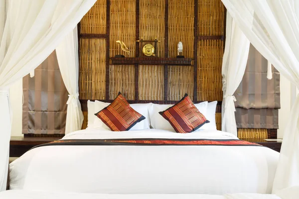 豪華な寝室のヴィンテージやレトロなデザイン ホテルの枕 — ストック写真