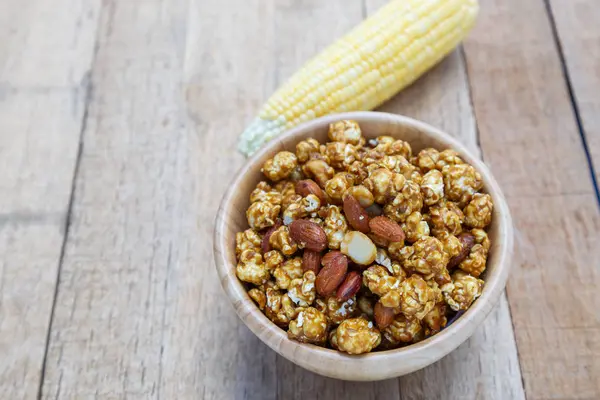 Popcorn Caramello Mix Macadamia Mandorla Gusto Sul Tavolo Legno Con — Foto Stock