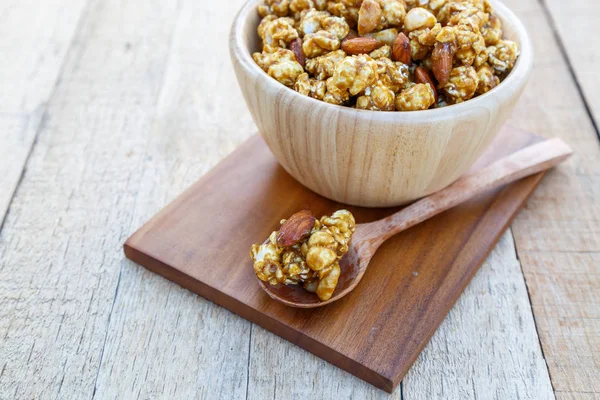 Popcorn Karamel Mix Macadamia Amandel Smaak Houten Tafel Met Kopieerruimte — Stockfoto