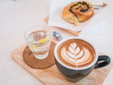 Sıcak kahve kalp mavi kadehte Ahşap dokusu üzerinde çizim..