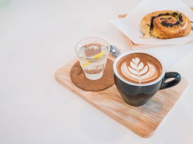 Sıcak kahve kalp mavi kadehte ahşap doku kopya alanı ile çizim.