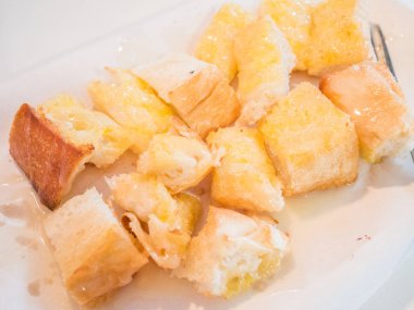 Tereyağı, yoğunlaştırılmış süt ve şeker restoranda tost ile tepesinde.