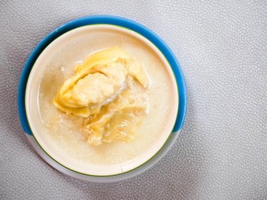 Hindistan cevizi sütü krem kopya alanı ile bir kase içinde Durian yapışkan pirinç. üstten görünüm.