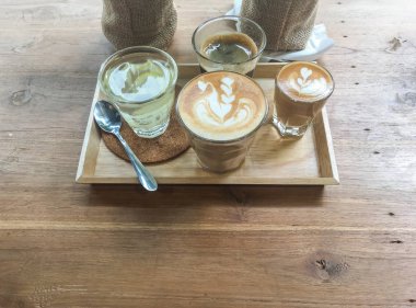 Sıcak kahve kalp mavi kadehte ahşap doku kopya alanı ile çizim.