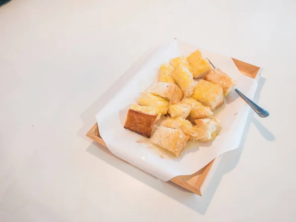 Toast Met Gegarneerd Met Boter Gecondenseerde Melk Suiker Restaurant — Stockfoto