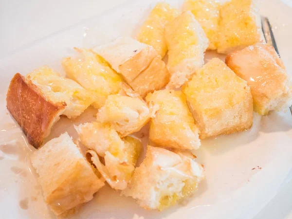 Tereyağı, yoğunlaştırılmış süt ve şeker restoranda tost ile tepesinde.