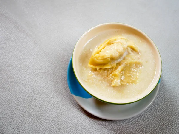 Hindistan cevizi sütü krem kopya alanı ile bir kase içinde Durian yapışkan pirinç. üstten görünüm.