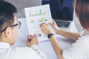 İş adamı ve iş kadını iş iş planlama, ekip çalışması başarılı organizasyon için. Seçici odak.