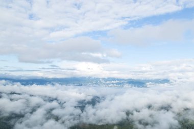 Dağ manzarası ve kopya alanı ile ufuk çizgisi.
