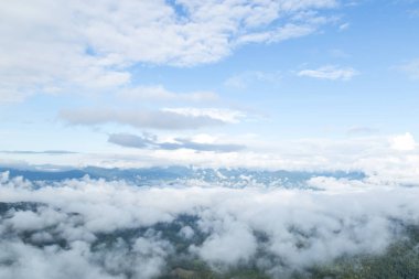 Dağ manzarası ve kopya alanı ile ufuk çizgisi.