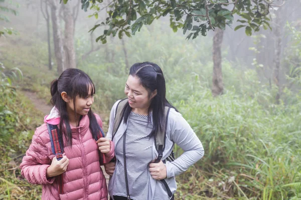 亚洲女孩母女背包后面去徒步或攀登自然山 — 图库照片