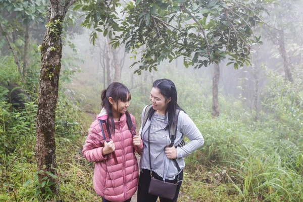 Asia Chica Madre Hija Mochila Detrás Senderismo Escalada Naturaleza Montaña —  Fotos de Stock