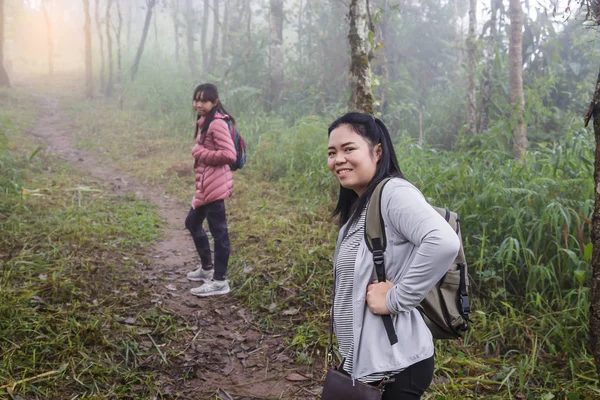 アジアの女の子の母と娘の背後にあるバックパックに行くハイキングや自然山で登山します 日光に転送します — ストック写真