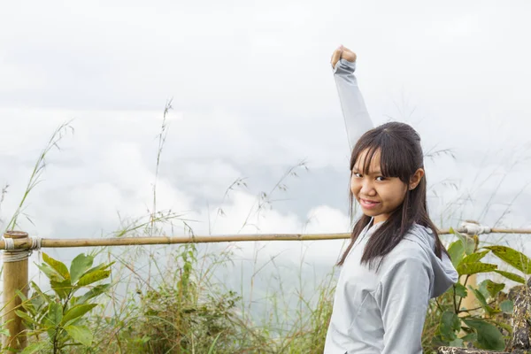 亚洲女孩在山上放松和刷新的背景是高山 白云和雾的景观 — 图库照片