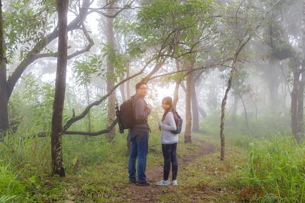 Asia Padre Figlia Zaino Dietro Andare Fare Escursioni Arrampicate Montagna — Foto Stock