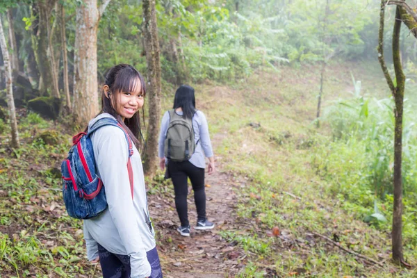 亚洲女孩母女背包后面去徒步或攀登自然山 — 图库照片