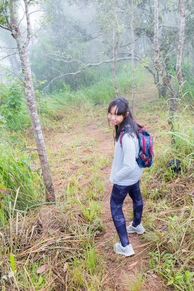 Ásia Adolescente Menina Mochila Atrás Caminhadas Escalada Natureza Montanha — Fotografia de Stock