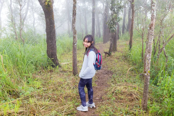Ασίας Έφηβος Κορίτσι Σακίδιο Πίσω Πάει Πεζοπορία Ορειβασία Στο Βουνό — Φωτογραφία Αρχείου