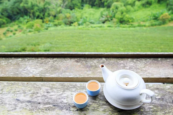 Teekanne Und Teetasse Heiß Oder Warm Auf Holztisch Mit Kopierraum — Stockfoto