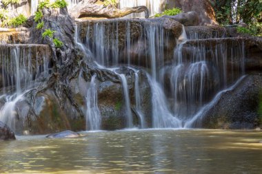 İnsanlar tarafından yapılan şelale.