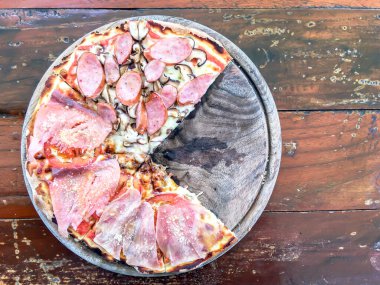 Deniz ürünleri, salam ve sosisli pizza..