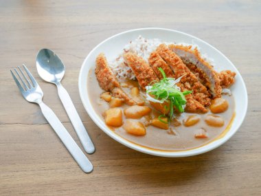 Körili domuz ve pirinçli patates..