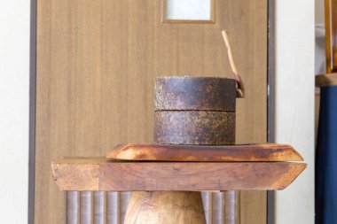 Kahve çekirdeğini öğüt.