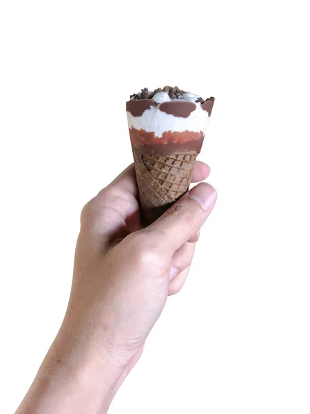 Κρατηθείτε χέρι παγωτό χωνάκι σοκολάτα γεύση. — Φωτογραφία Αρχείου