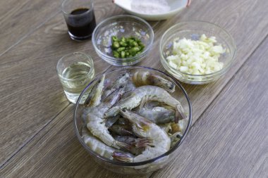 Kızarmış karidesi acı biber ve tuzla karıştır..