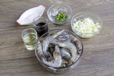 Kızarmış karidesi acı biber ve tuzla karıştır..