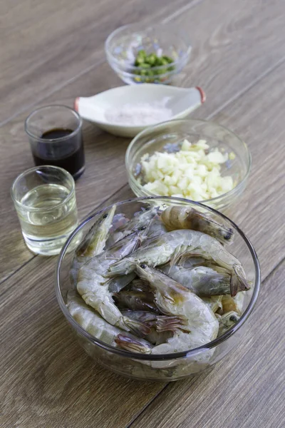 Kızarmış karidesi acı biber ve tuzla karıştır..