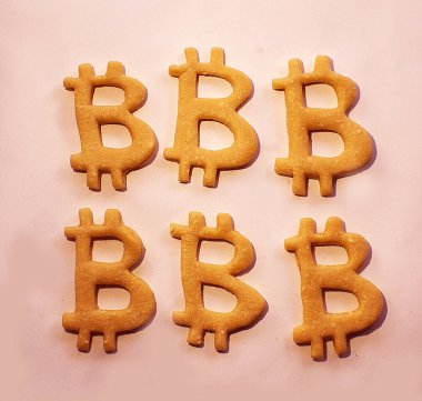 Bitcoins şeklinde figürlü kurabiye imalatı. Yenilebilir bitcoin