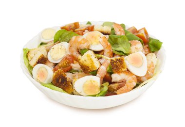 Karides salatası marul, roka, bıldırcın yumurtası, cherry domates, zeytin yağı ve balsamik sirke ile. Sezar salata karides ile. İzole arka plan