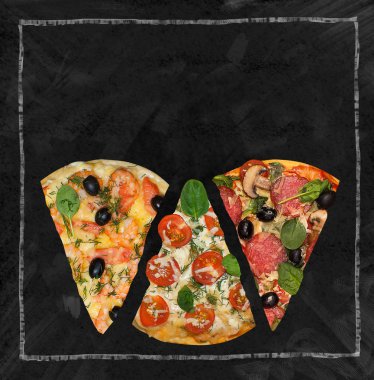 Dilim pizza siyah yazı tahtası üzerinde farklı malzemelerle, yazıt tebeşir bulunmakta. Top vie