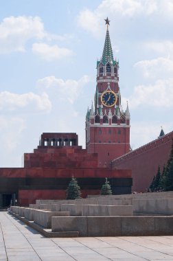 Yaz günü Moskova Kremlin duvarda kırmızı kare üzerinde işçinin Kulesi ve Lenin'in Mozolesi ile. Mimari ve sınır taşı-in Moskova, Rusya Federasyonu