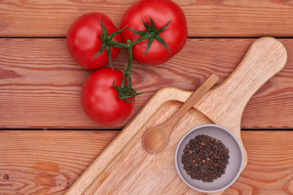domates, biber ahşap plaka üzerinde. ülke stil