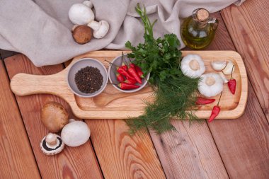biber, zeytin yağı, taze yeşillik, sarımsak, petrol bir ahşap plaka üzerinde. ülke stil
